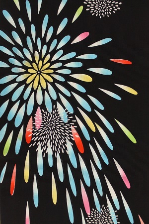 華やかで健康的な花火柄ゆかた